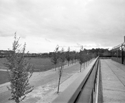 859007 Gezicht op het sportpark Strijland te Utrecht, vanaf het terras van het verenigingsgebouw van de sportvereniging ...